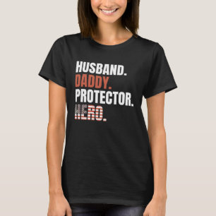 Ehemann Daddy Beschützer Held Stolz Vater Amerikan T-Shirt