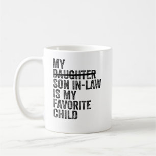 Ehemännischer Sohn einer Familie, der sich in eine Kaffeetasse