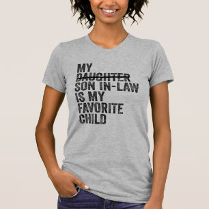Ehemännischer Sohn einer Familie, der sich in eine T-Shirt