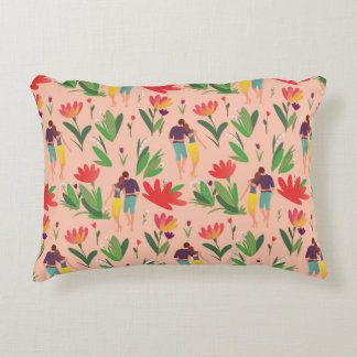 Ehepaar in der Liebe geht zwischen Blume Dekokissen