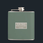 Ehre des Vaters der Braut: Elegantes Weiß Grün Flachmann<br><div class="desc">Ehre den Vater der Braut mit unserem exquisiten Sage Green Vinyl Wrapped Flask. Mit dem Titel "Vater der Braut" im eleganten, weißen Schriftart auf einem edlen grauen Banner ist dieser Kolben nicht nur ein stilvolles Accessoire, sondern auch ein herzliches Memento. Passen Sie es mit seinem Namen und dem besonderen Datum...</div>