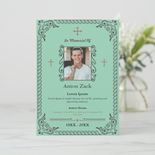 Ehre ihres Gedächtnisses: Verzierte Beerdigung Einladung (Stehend Vorderseite)