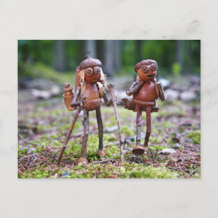Eichel-Zwerge beim Wandern im Wald Postkarte