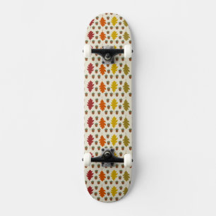 Eichen-Blätter und Acorns Herbstmuster Skateboard