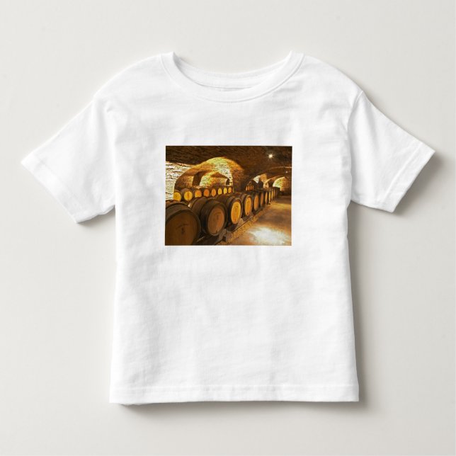 Eichenfässer im Keller des Domaine Comte Kleinkind T-shirt (Vorderseite)