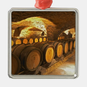 Eichenfässer im Keller des Domaine Comte Ornament Aus Metall