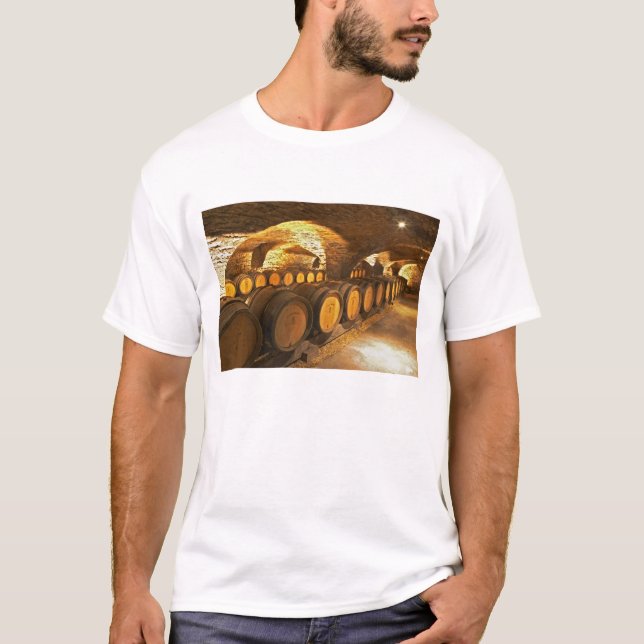 Eichenfässer im Keller des Domaine Comte T-Shirt (Vorderseite)