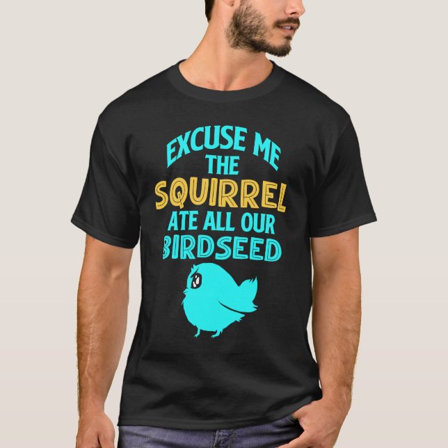 Eichhörnchen am Vogelfutterhaus T-Shirt (Vorderseite)