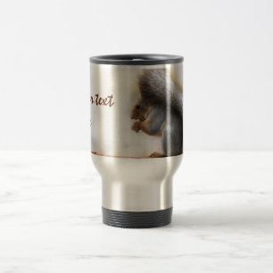 Eichhörnchen auf einer Bank und Nüsse Reisebecher