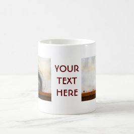 Eichhörnchen auf einer Bank und Nüsse Tasse