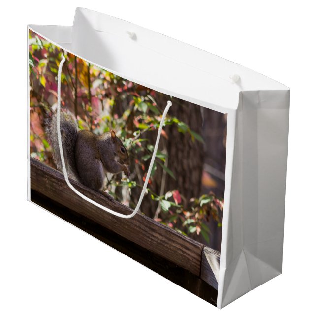 Eichhörnchen Chow Time Große Geschenktüte (Vorderseite Schrägansicht)