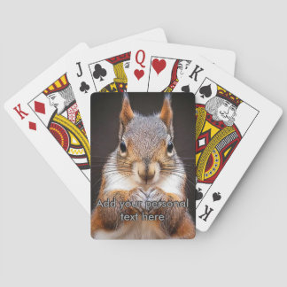 Eichhörnchen, das auf Ihre Spielkarten schaut