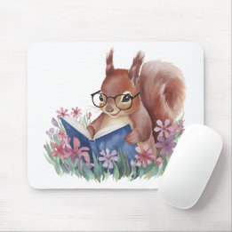 Eichhörnchen, das ein Buch liest, eingebettet in B Mousepad