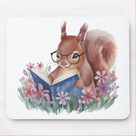 Eichhörnchen, das ein Buch liest, eingebettet in B Mousepad