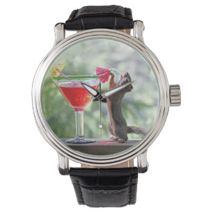 Eichhörnchen, das ein Cocktail an der glückliche Armbanduhr