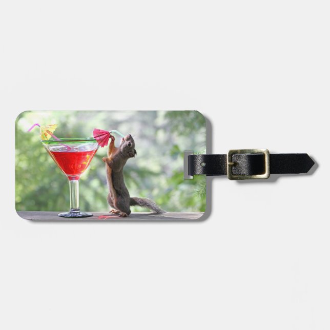 Eichhörnchen, das ein Cocktail an der glücklichen Gepäckanhänger (Vorderseite horizontal)