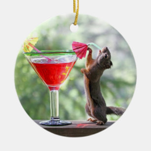 Eichhörnchen, das ein Cocktail an der glücklichen Keramikornament