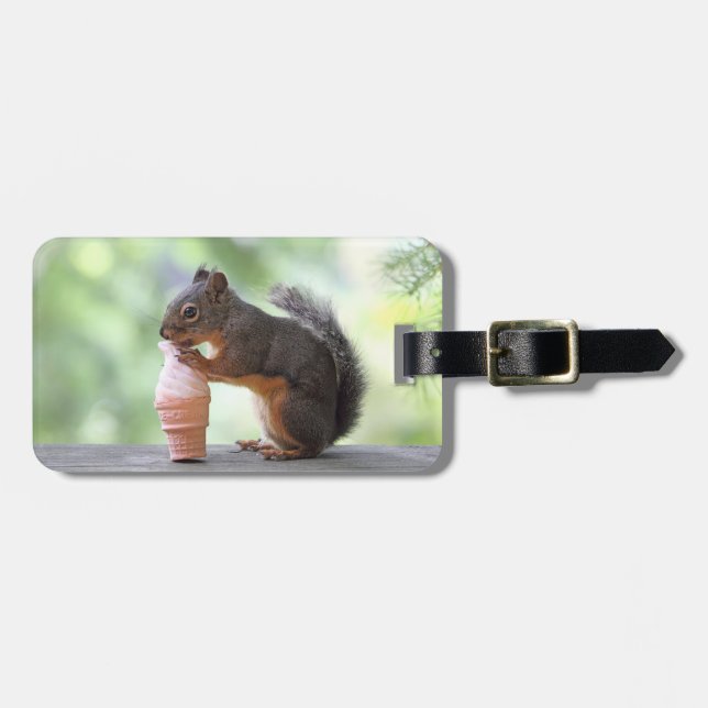Eichhörnchen, das eine Eistüte isst Gepäckanhänger (Vorderseite horizontal)