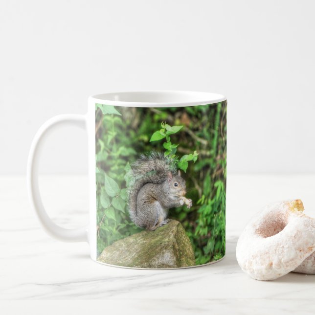 Eichhörnchen, das eine Erdnuss isst Kaffeetasse (Mit Donut)