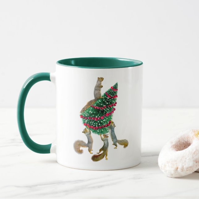 Eichhörnchen, die Weihnachtsbaum-Tasse tragen Tasse (Mit Donut)