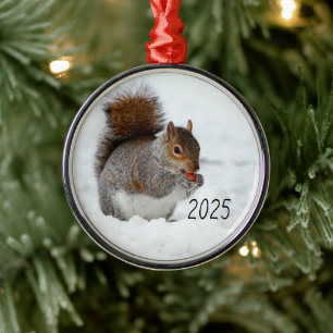 Eichhörnchen im Schnee mit Beeren-Schmuck Ornament Aus Metall