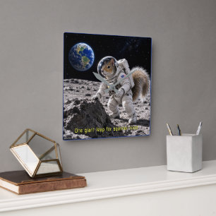 Eichhörnchen im Weltraum Quadratische Wanduhr