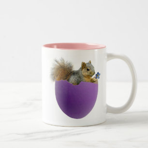 Eichhörnchen in der Eierschalen-Tasse Zweifarbige Tasse