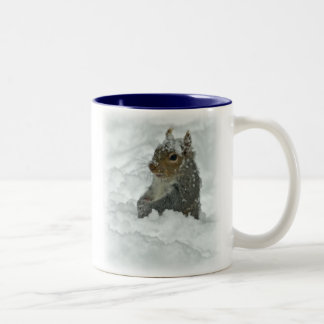 Eichhörnchen in der Schnee-Tasse Zweifarbige Tasse