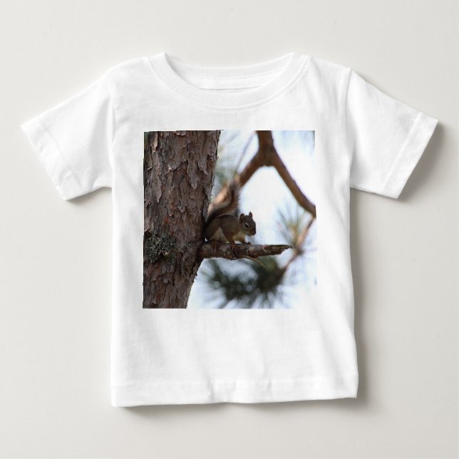 Eichhörnchen in einem Kiefernbaum Baby T-shirt (Vorderseite)