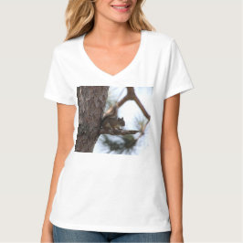 Eichhörnchen in einem Kiefernbaum T-Shirt