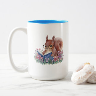 Eichhörnchen liest ein Buch, eingebettet in Blumen Zweifarbige Tasse