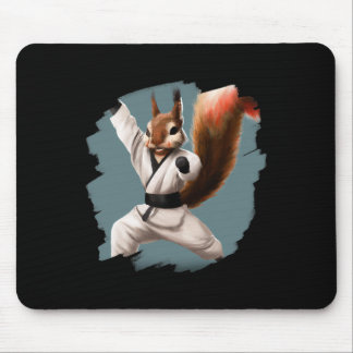 Eichhörnchen macht Karate-Kick Schwarzgurtel Kampf Mousepad