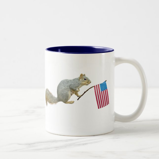 Eichhörnchen mit der amerikanische Flaggen-Tasse Zweifarbige Tasse (Rechts)