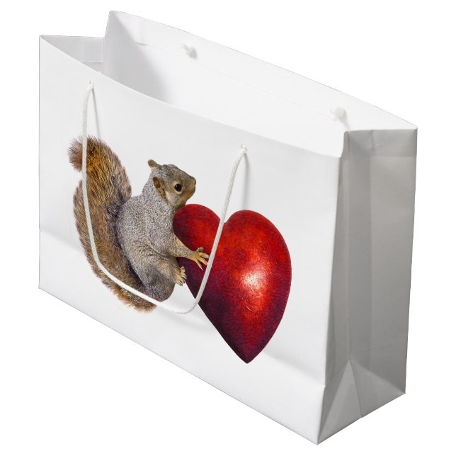 Eichhörnchen mit großer roter Herz-Geschenk-Tasche Große Geschenktüte (Vorderseite Schrägansicht)