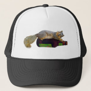 Eichhörnchen mit leerer Bierflasche Truckerkappe