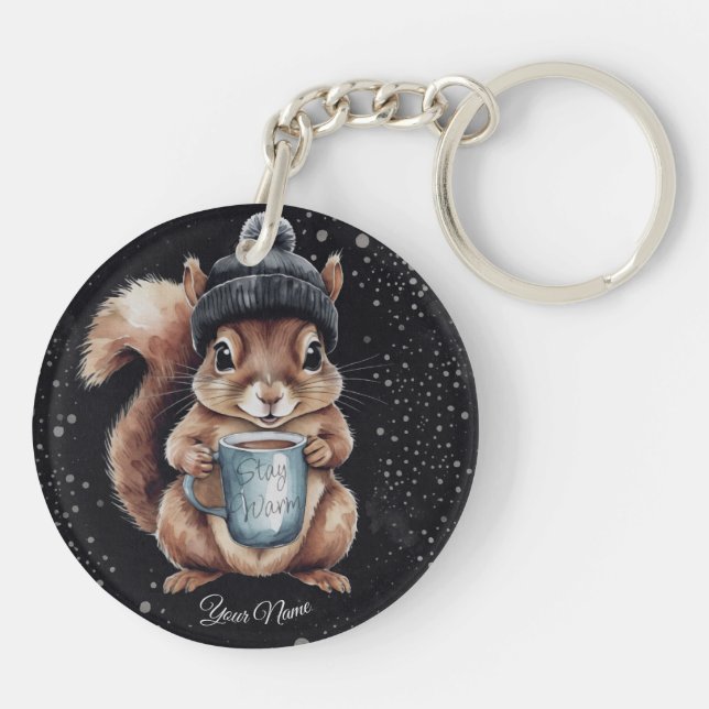 Eichhörnchen mit Tasse und Schnee „Stay Warm“ Schlüsselanhänger (Rückseite)