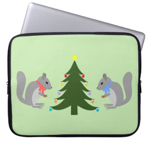 Eichhörnchen mit Weihnachtsbaum Laptopschutzhülle