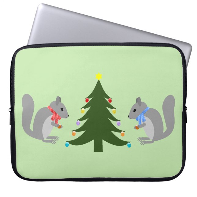 Eichhörnchen mit Weihnachtsbaum Laptopschutzhülle (Vorderseite)