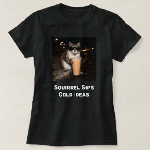 Eichhörnchen nippt an kalten Ideen Lustiges Tierde T-Shirt