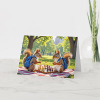 Eichhörnchen spielen Schach in einem Stadtpark