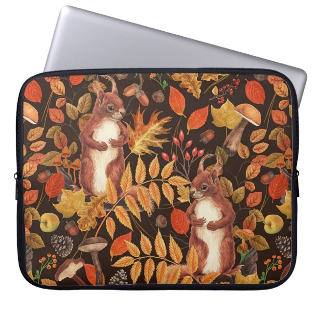 Eichhörnchen und Flora in dunkelbraun Laptopschutzhülle (Vorderseite)