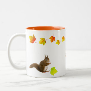 Eichhörnchen und Herbstlaub Zweifarbige Tasse