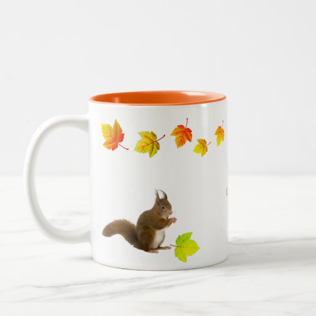 Eichhörnchen und Herbstlaub Zweifarbige Tasse (Links)