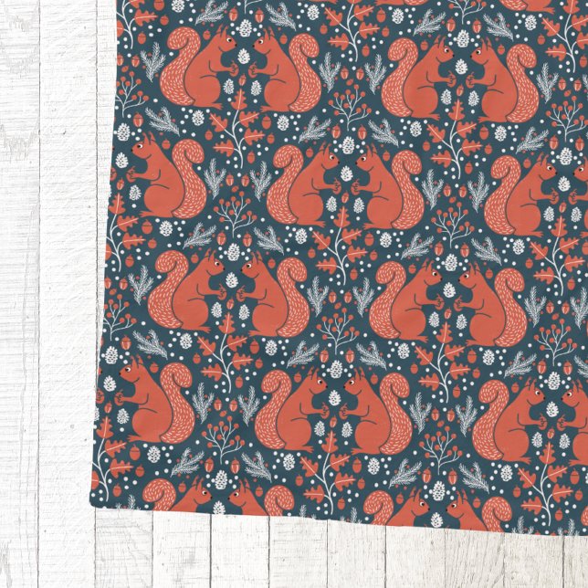 Eichhörnchen Waldlandschaft Muster Fleecedecke (Red squirrel woodland forest nature pattern cozy fleece blanket)
