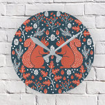 Eichhörnchenwald Woodland Runde Wanduhr<br><div class="desc">Rotes Eichhörnchenwald-Muster mit Kiefernzapfen,  Kiefernästen,  Eichen,  Eichen-Blätter und Beeren. Ideal für ein Seehaus oder Saisonzimmer Dekoration. Originelle Kunst von Nic Squirrell.</div>