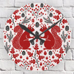 Eichhörnchenwald Woodland Runde Wanduhr<br><div class="desc">Rotes Eichhörnchenwald-Muster mit Kiefernzapfen,  Kiefernästen,  Eichen,  Eichen-Blätter und Beeren. Ideal für ein Seehaus oder Saisonzimmer Dekoration. Originelle Kunst von Nic Squirrell.</div>