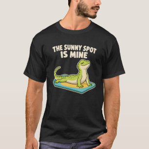 Eidechse sonnt sich auf einer Yogamatte an einem s T-Shirt