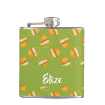 Eier in braunem Korb auf grün