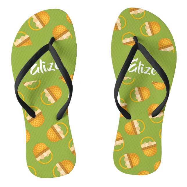Eier in braunem Korb auf grün Flip Flops (Fußbett)