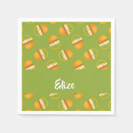 Eier in braunem Korb auf grün Serviette